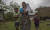 재클린의 엄마 클라우디아 마퀸이 15일(현지시간) 과테말라 알타베라파즈에서 자녀들을 데리고 집으로 걸어가고 있다. [AP=연합뉴스]