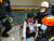 김모 상무가 22일 유성기업 금속노조원에게 폭행을 당한 뒤 치료를 받는 모습.[사진 유성기업]