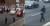 미국 뉴저지주의 한 고속도로에 떨어진 현금을 줍고 있는 운전자들 [유튜브 캡처]