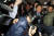 이학재 바른미래당 의원이 18일 서울 여의도 국회 정론관에서 자유한국당 복당 선언 기자회견을 마친 뒤 정보위원장직 반납을 요구하는 바른미래당 당원들의 항의를 받고 있다. [뉴스1]