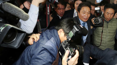 “정보위원장직 먹튀하냐” 이학재 복당에 아수라장 된 국회 