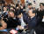 바른미래당을 탈당하고 자유한국당 입당을 밝힌 이학재 의원(왼쪽)이 18일 오전 국회 정론관에서 기자회견을 마친 뒤 바른미래당 의원들에게 항의를 받고 있다. 김경록 기자