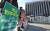 전국교직원노동조합(전교조) 조합원들이 지난해 12월 교육자치정책협의회가 열리고 있는 서울 세종로 정부서울청사 앞에서 학교자치 법제화를 촉구하는 피켓을 들고 있다. [뉴스1]