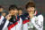 9월 1일 자카르타·팔렘방 아시안게임 남자축구 결승전 한국과 일본의 경기에서 2-1로 승리하고 우승을 차지한 손흥민과 황의조가 메달을 깨물고 있다. [연합뉴스]