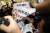 바른미래당 의원들이 18일 오전 국회 정론관에서 바른미래당을 탈당하고 자유한국당에 입당하는 이학재 의원에게 항의를 하고 있다. 김경록 기자
