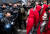 진압복을 입은 프랑스 파리 경찰들이 15일 파리에서 열린 &#39;노란 조끼&#39; 시위 현장에서 프랑스의 상징적인 마리안네 (Marianne) 인물 (자유여신상)을 상징하는 여성 시위대와 대치하고 있다. [EPA=연합뉴스]