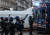 최루탄 발사기를 들고 있는 파리 경찰들이 15일 파리 샹젤리제 거리에 도열해 있다. [AFP=연합뉴스]