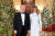 도널드 트럼프 미국 대통령과 부인 멜라니아 여사가 백악관에서 지난 15일 촬영한 크리스마스 공식 사진을 17일(현지시간) 공개했다. [사진 백악관]