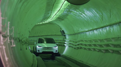 머스크, 초고속 지하터널이라더니···시속 64km 시승