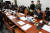 &#39;유치원 3법&#39;을 발의한 박용진 더불어민주당 의원이 20일 서울 여의도 국회에서 열린 교육위 법안소위에 참석해 각 당 소위원들을 기다리고 있다. [뉴스1]