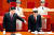 시진핑 중국 국가주석(왼쪽)이 지난 18일 열린 ‘개혁·개방 40주년 경축대회’에서 리커창 총리와 대화하고 있다. 시 주석은 ’패권을 추구하지 않겠다&#34;고 천명했지만 외부 세계는 중국의 의도를 의심한다. [EPA]