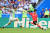 러시아월드컵 독일전에서 상대 골키퍼 마누엘 노이어가 갖고 있던 공을 가로채 길게 패스를 시도하는 주세종(오른쪽). 이 공은 손흥민에게 연결돼 쐐기골로 이어졌다. [연합뉴스] 