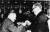 덩샤오핑(왼쪽) 중국 부총리가 방중한 헨리 키신저 미국 국무장관과 건배하고 있다.     [중앙포토]