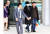 강릉 펜션사고 환자 중 처음으로 퇴원하게 된 학생(흰색 마스크)이 아버지와 함께 21일 오후 강원 강릉 아산병원을 빠져나오고 있다. [연합뉴스]