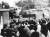 1979년 테헤란 주재 미국 대사관에 이란 대학생들이 진입하고 있다. 444일에 걸친 인질극의 시작이다&#39;. 오른쪽에 호메이니의 초상화가 보인다. [중앙포토]