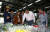 지난 13일 베트남 달랏시를 방문한 가세로 태안군수(오른쪽 둘째)가 하스팜 화훼단지를에서 꽃을 살펴보고 있다. [사진 태안군]