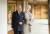 23일 아키히토 일왕의 85세 생일을 맞아 일본 왕실이 궁에서 생활하는 일왕 내외의 사진을 공개했다. 사진은 지난 10일 촬영된 것으로 아키히토 일왕이 미치코 왕비와 경내를 걷고 있다. [AP=연합뉴스] 