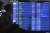 20일(현지시간) 항공편 무더기 결항이 안내되고 있는 영국 개트윅 공항 전광판. [AP=연합뉴스]