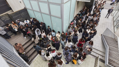 "어피치 인형 사야 해!" 카카오 도쿄점 개점에 몰린 2000여명 