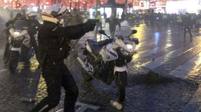 프랑스 경찰 노란 조끼 시위대 향해 총 겨눠 논란