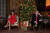도널드 트럼프 대통령과 멜라니아 여사가 지난해 12월 24일 마라라고 리조트에서 &#39;산타 추적&#39; 자원봉사에 참여, 어린이들로 부터 걸려온 전화를 받고 있다. [AFP=연합뉴스] 