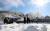 지난해 크리스마스인 12월 25일 서울 시내에는 눈이 내리지 않았으나, 서울 북한산 대남문에는 눈이 쌓여 등산객들이 멋진 설경을 감상하고 있다. [뉴스1]