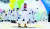 평창올림픽 스노보드 은메달리스트 이상호(가운데)가 22일 평창 휘닉스 스노우파크에서 열린 ‘컬러라이딩’에 참가했다. 하얀 슬로프 위에서 분홍·파랑·노랑색 파우더를 뿌리며 눈밭을 누볐다. 평창=[임현동 기자]