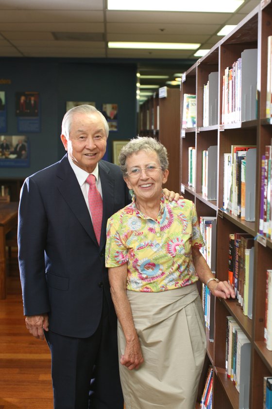 2011년 중앙기독초등학교 도서관에서 트루디 여사가 남편 김장환 목사와 함께 서 있다. [사진 김요한 목사]