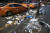 성탄절인 25일 오전 서울 마포구 홍익대학교 인근 도로에 당배꽁초와 불법 전단지 등쓰레기가 가득하다. 임현동 기자