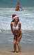 산타 모자와 비키니 수영복을 입은 관광객이 25일(현지시간) 호주 시드니 본다이 비치에서 기념촬영하고 있다. [AFP=연합뉴스] 