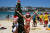 산타 모자와 비키니 수영복을 입은 관광객들이 25일(현지시간) 호주 시드니 본다이 비치에 설치된 크리스마스 트리를 배경으로 기념촬영하고 있다. [AFP=연합뉴스] 