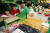 지난달 28일 서울시민청에서 산타원정대에 참여한 참가자들이 선물포장을 하고 있다. 참가자들은 생활용품 9가지를 포장해 소외계층 아동 500명에게 전달할 예정이다. [연합뉴스]