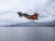 지난 22일 스위스 서부 몽트뢰의 레만 호수 위에 날고 있는 산타클로스와 썰매. 몽트뢰에는 스위스 최대의 장터가 열린다.[신화사=연합]