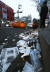 물병, 맥주병 등 쓰레기가 홍대 거리에 가득하다. 임현동 기자