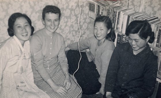 1960년 2월, 한국에 온 지 두 달만에 트루디(왼쪽에서 두번째) 여사가 지인들과 함께 이야기를 나누고 있다. [사진 김요한 목사]