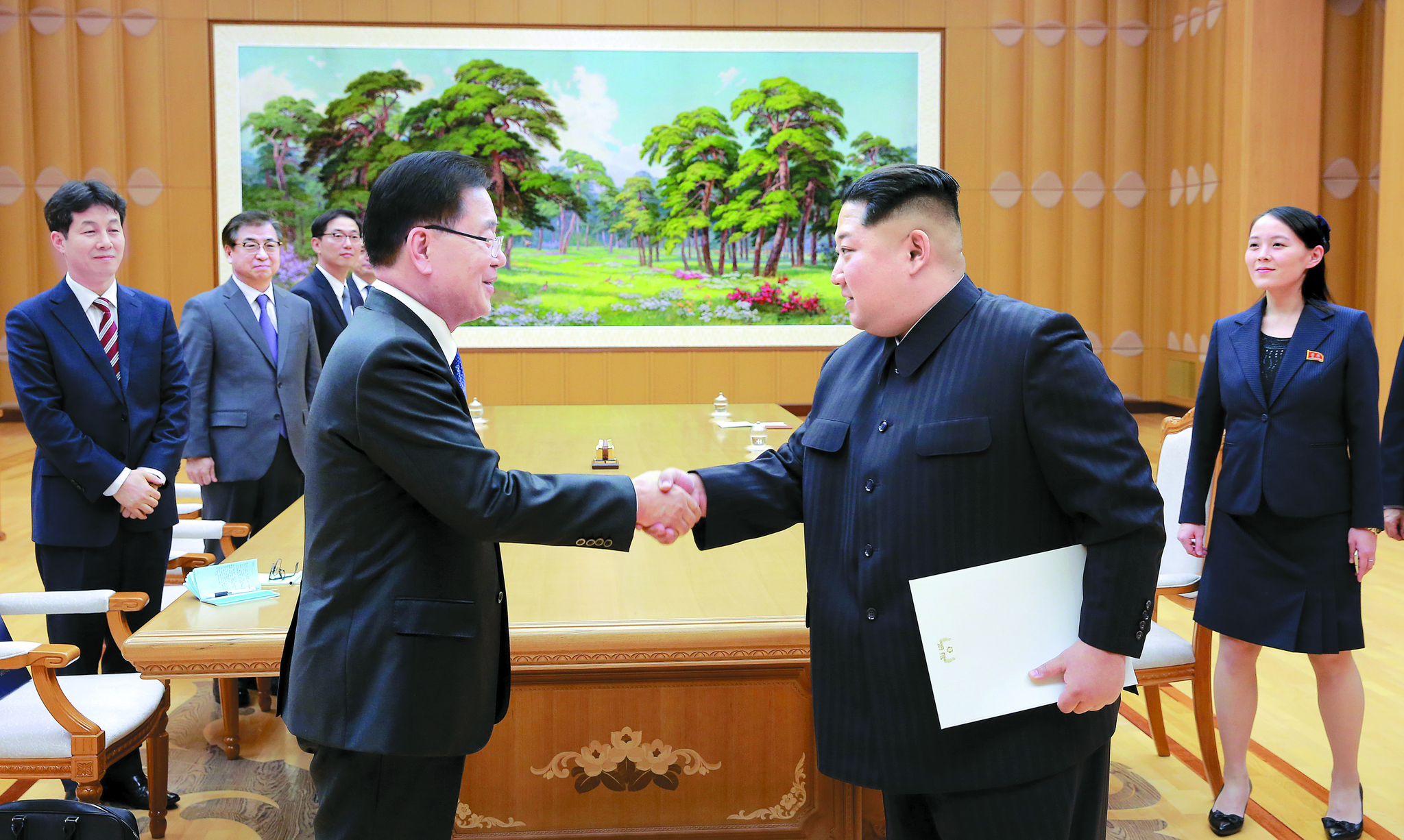 정의용 대북특사가 평양에서 북한 김정은 국무위원장과 만나 문 대통령의 친서를 전달했다. [사진 청와대]