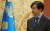 19일 오전 청와대 접견실에서 김종양 인터폴 총재가 문재인 대통령과 접견에 앞서 조국 민정수석과 이야기를 나누고 있다. [청와대사진기자단]