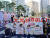 26일 오후 서울 종로구 옛 일본대사관 앞에서 열린 제1367차 일본군 성노예제 문제 해결을 위한 정기 수요집회에서 참석자들이 피켓을 들고 있다. 권유진 기자
