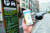 비어 있는 거주자 우선주차장을 다른 운전자에게 빌려주는 공유주차가 서울 전역에서 빠르게 확산하고 있다. 스마트폰 앱 ‘모두의주차장’을 통해 주차장 제공지와 주차 가능시간을 확인할 수 있다. [연합뉴스]