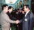 2000년 6월 15일 남북 정상회담 때 국회 대표로 방북한 이완구 자민련 의원이 김정일 북한 국방위원장과 악수하고 있다.