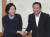 2014년 8월 이완구 새누리당 원내대표와 박영선 새정치민주연합 원내대표가 국회 귀빈식당에서 주례회동를 마친 뒤 악수하고 있다.