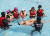 지난 7월 서울 여의도 한강수영장에서 열린 인천해양경찰서의 생존수영교실에서 참가자가 과자봉지를 이용해 물에 뜨는 훈련을 하고 있다. [연합뉴스]