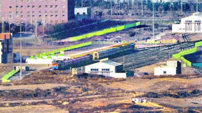 [사진] 왼쪽 남한 열차, 오른쪽 북한 열차 … 철도 연결 착공식
