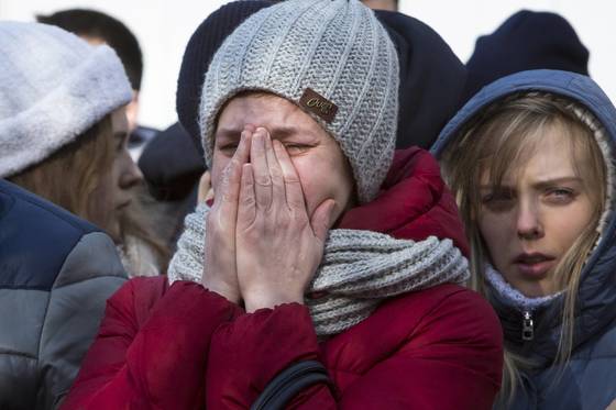 러시아 케메로보 쇼핑몰 화재 참사에서 지인을 잃고 울음을 터뜨리고 있는 학생들. [AP=연합뉴스]
