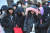 27일 오전 등굣길에 나선 경북 포항시 해맞이 초등학교 학생들이 칼 바람이 불어오자 몸을 움추리고 있다[뉴스1]