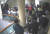 지난달 22일 유성기업 노조원들이 아산공장 2층 본관 대표이사 사무실 앞에서 폭행 신고를 받고 출동한 경찰의 진입을 막고 있다. [중앙포토]