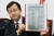 김용남 전 의원이 26일 오후 서울 여의도 국회에서 열린 청와대 특감반 진상조사단 회의에서 &#39;환경부 산하기관 임원들의 사퇴 등 관련 동향&#39; 문건을 공개하고 있다. [뉴스1]