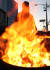 체감온도 영하 20도를 기록한 27일 오전 서울 중구 중림시장에서 상인이 불을 쬐고 있다.[뉴시스]