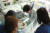 현대여성아동병원 재직 시절 정 원장이 인큐베이터 안에 있는 신생아를 살펴보고 있다. / 사진:국립중앙의료원