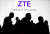 올해 2월 스페인에서 열린 모바일 월드 콩그레스 행사에 설치된 ZTE 부스 앞을 사람들이 지나고 있다. [로이터=연합뉴스]